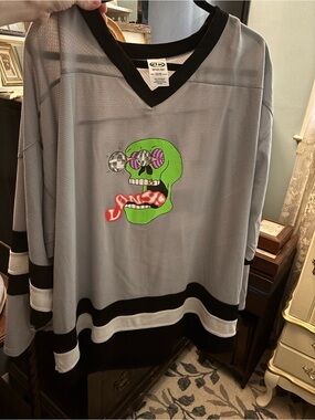 Lany Graphic Skull Hockey Jersey in Light Gray & Black